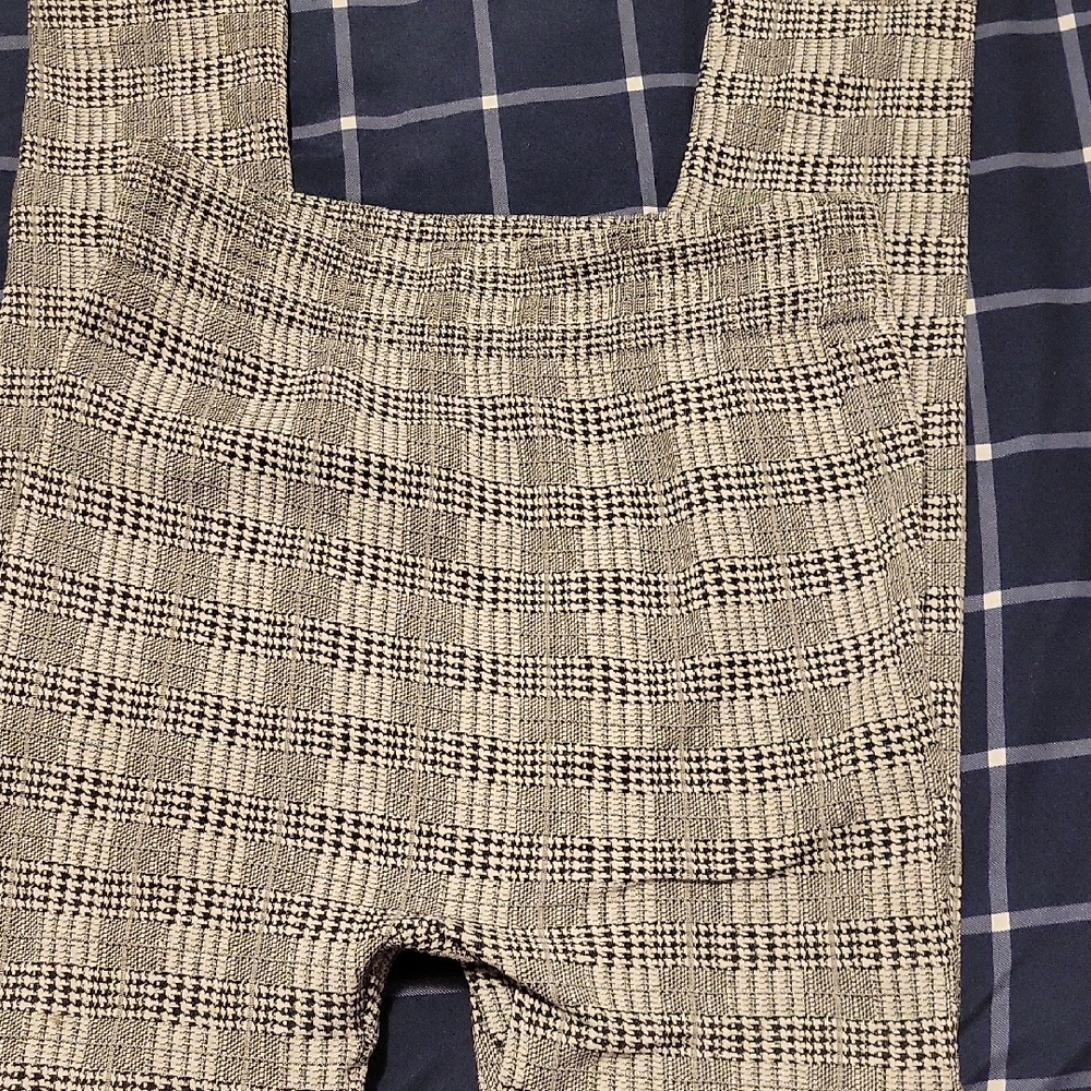 💲Black and White Plaid Warm Leggings Sz L 3/$8 - Picture 4 of 4